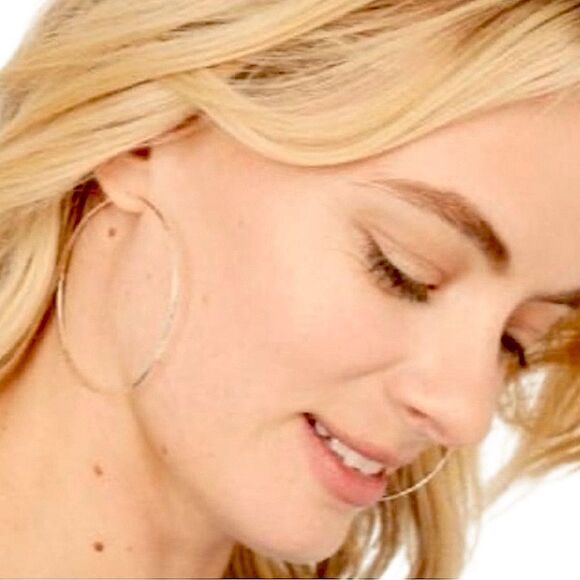 Stella & Dot Gold Hammered Wire Hoop Earrings Large EUC - Picture 3 of 10